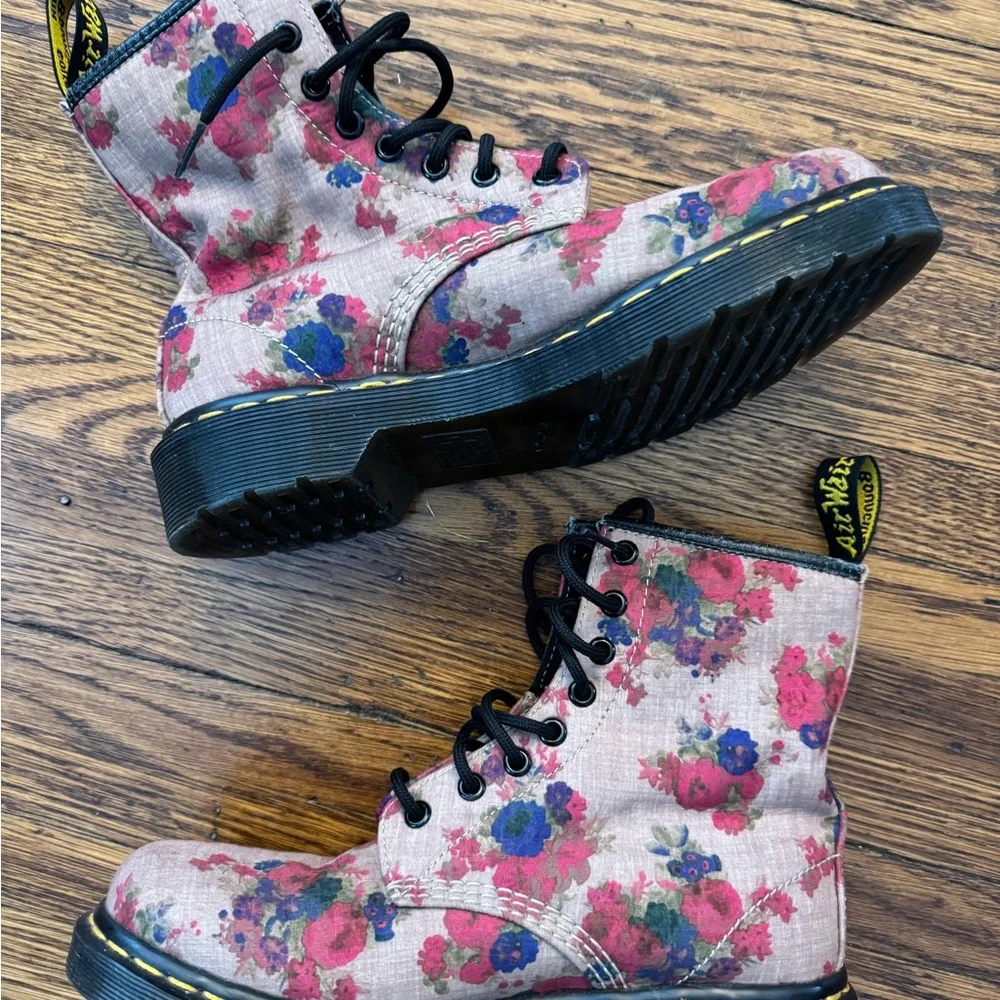 Dr. Martens Taupe Vintage Bouquet Castel (LIKE NEW) FIRM PRICE. Awesome boots! - Picture 4 of 16